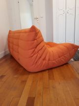 canapé trois places Togo Ligne Roset en alcantara orange