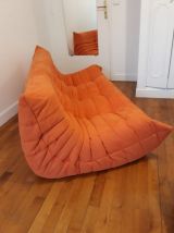 canapé trois places Togo Ligne Roset en alcantara orange