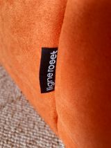 canapé trois places Togo Ligne Roset en alcantara orange