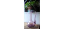 Jolie carafe en verre soufflé à la bouche rose (années 50)