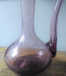 Jolie carafe en verre soufflé à la bouche rose (années 50)