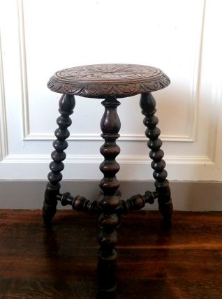 Tabouret tripode, style Louis XIII 