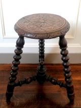 Tabouret tripode, style Louis XIII 
