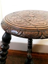 Tabouret tripode, style Louis XIII 