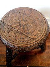 Tabouret tripode, style Louis XIII 