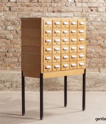 Meuble de métier, composé de 30 tiroirs, sur 4 pieds métal