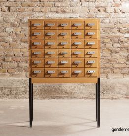 Meuble de métier, composé de 30 tiroirs, sur 4 pieds métal