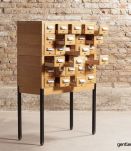 Meuble de métier, composé de 30 tiroirs, sur 4 pieds métal