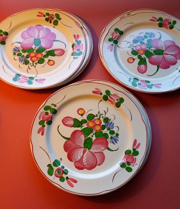 10 assiettes en tôle. 