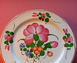 10 assiettes en tôle. 