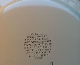 10 assiettes en tôle. 