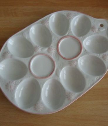 Plat à oeufs vintage en céramique blanche et rose