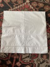 Taie traversin ancienne en coton blanc brodé.