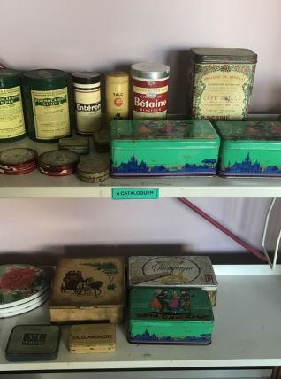 Lot de boîtes anciennes en métal publicitaires 