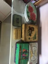 Lot de boîtes anciennes en métal publicitaires 
