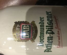 Deux chopes à bière vintage 