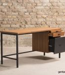 Bureau d'enfant en teck disposant d'une tablette