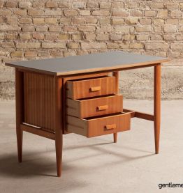 Bureau scandinave entièrement restauré