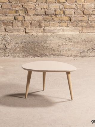 Table basse format goutte avec un plateau rose pâle (60x50cm