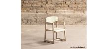 Chaise d'enfant vintage avec accoudoirs.