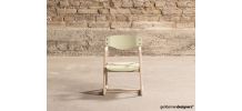 Chaise d'enfant vintage avec accoudoirs.
