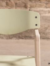 Chaise d'enfant vintage avec accoudoirs.