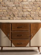 Commode équipée de 3 tiroirs et 2 portes, restaurée en brun