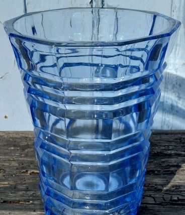 Vase en verre transparent bleu