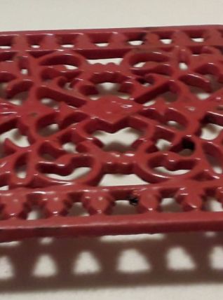 dessous de plat en fonte rouge