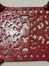 dessous de plat en fonte rouge