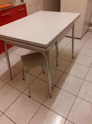 Table formica blanche 2 rallonges tiroir et 2 tabourets 