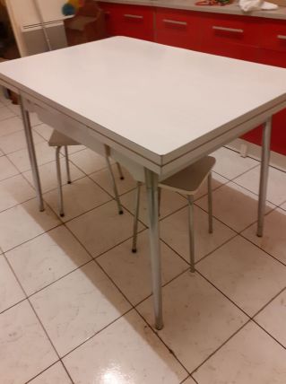 Table formica blanche 2 rallonges tiroir et 2 tabourets 