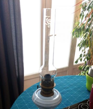 Lampe à pétrole ancienne, porcelaine bleu ciel 