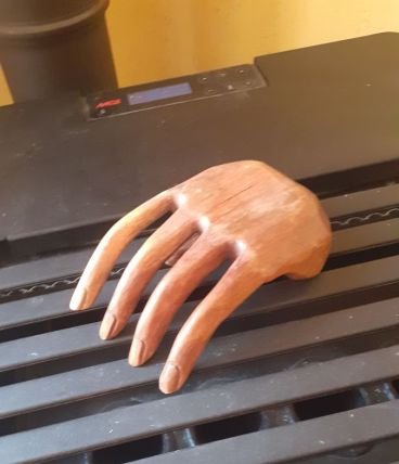 Main bois sculptee