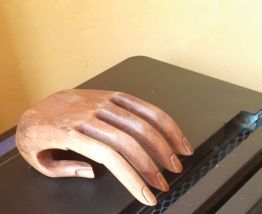 Main bois sculptee