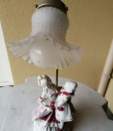 Lampe électrique avec personnages