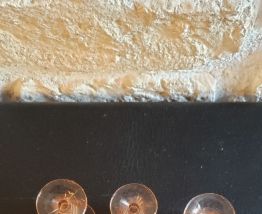 6 verres roses à pied à liqueur