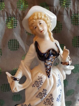 Statue porcelaine courtisane et son chien