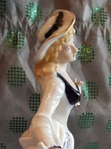 Statue porcelaine courtisane et son chien