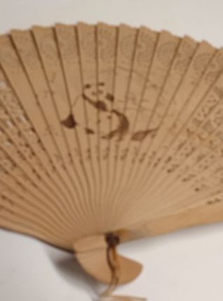 Éventail en bambou percé - Pierced Bamboo Hand Fan