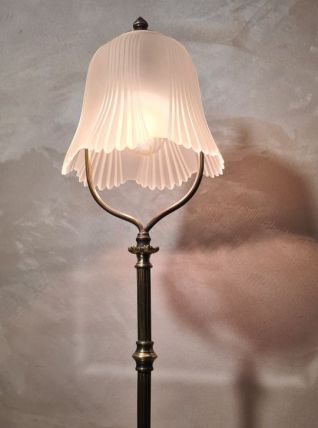 lampe bronze et laiton 1900 a 30   abat jour verre moulé  48