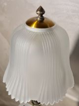 lampe bronze et laiton 1900 a 30   abat jour verre moulé  48