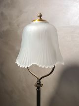 lampe bronze et laiton 1900 a 30   abat jour verre moulé  48