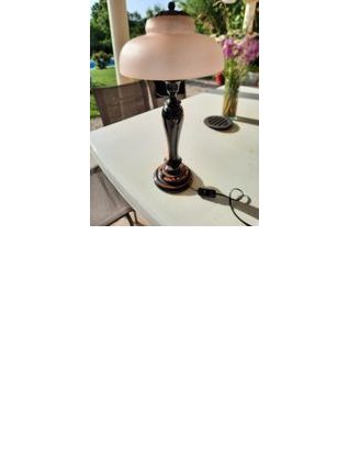 lampe de style art déco signée Valentin sur le pied.
