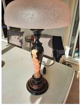 lampe de style art déco signée Valentin sur le pied.