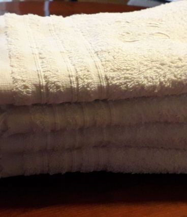 Serviettes toilette blanches anciennes, monogrammées JT