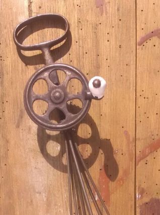 Ancien batteur à oeufs/Fouet à main (Années 50)