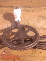 Ancien batteur à oeufs/Fouet à main (Années 50)