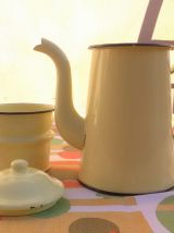 Cafetière en tôle émaillée jaune (années 50)