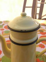Cafetière en tôle émaillée jaune (années 50)